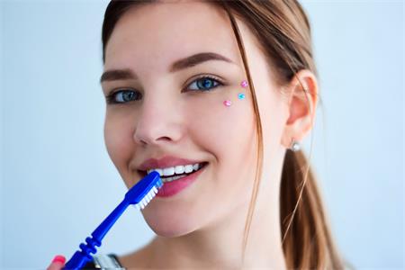 How to brush your teeth properly?