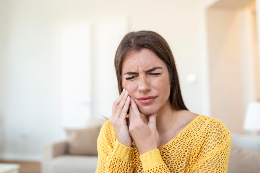 Женщина с зубной болью из-за флюса — лечение флюса у стоматолога