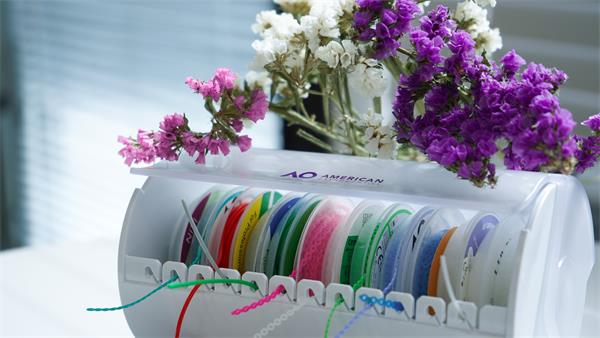 Стенд с ортодонтическими резинками для брекетов