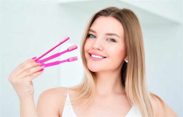 Девушка с зубными щетками