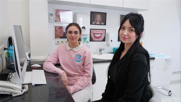 Стоматолог и пациент на консультации