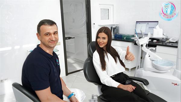 Стоматолог и довольный клиент