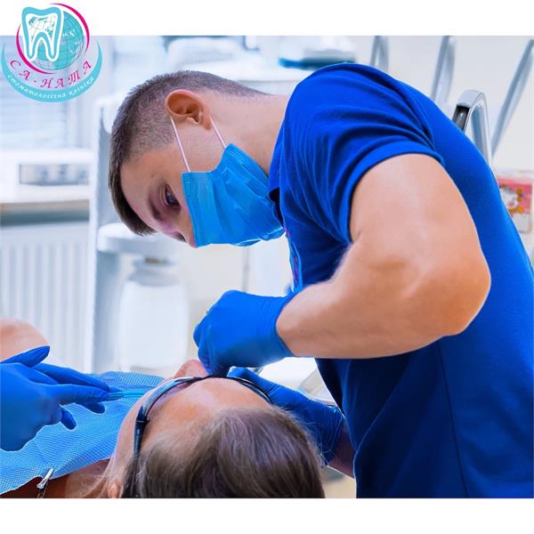 Стоматолог устанавливает пломбу